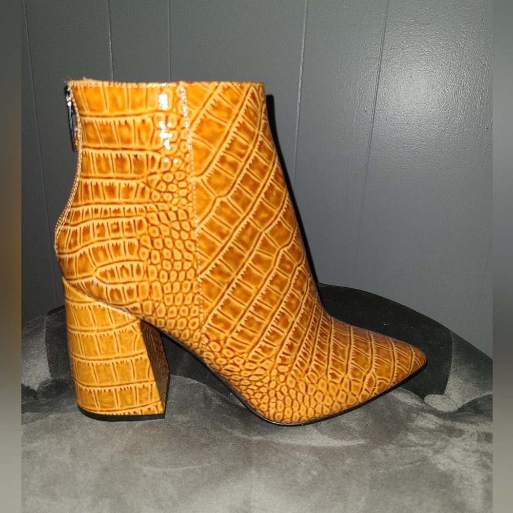 Vince Camuto Mid Shaft Croc Embossed Patent Leather Ankle Bootie Size 7 NWOB